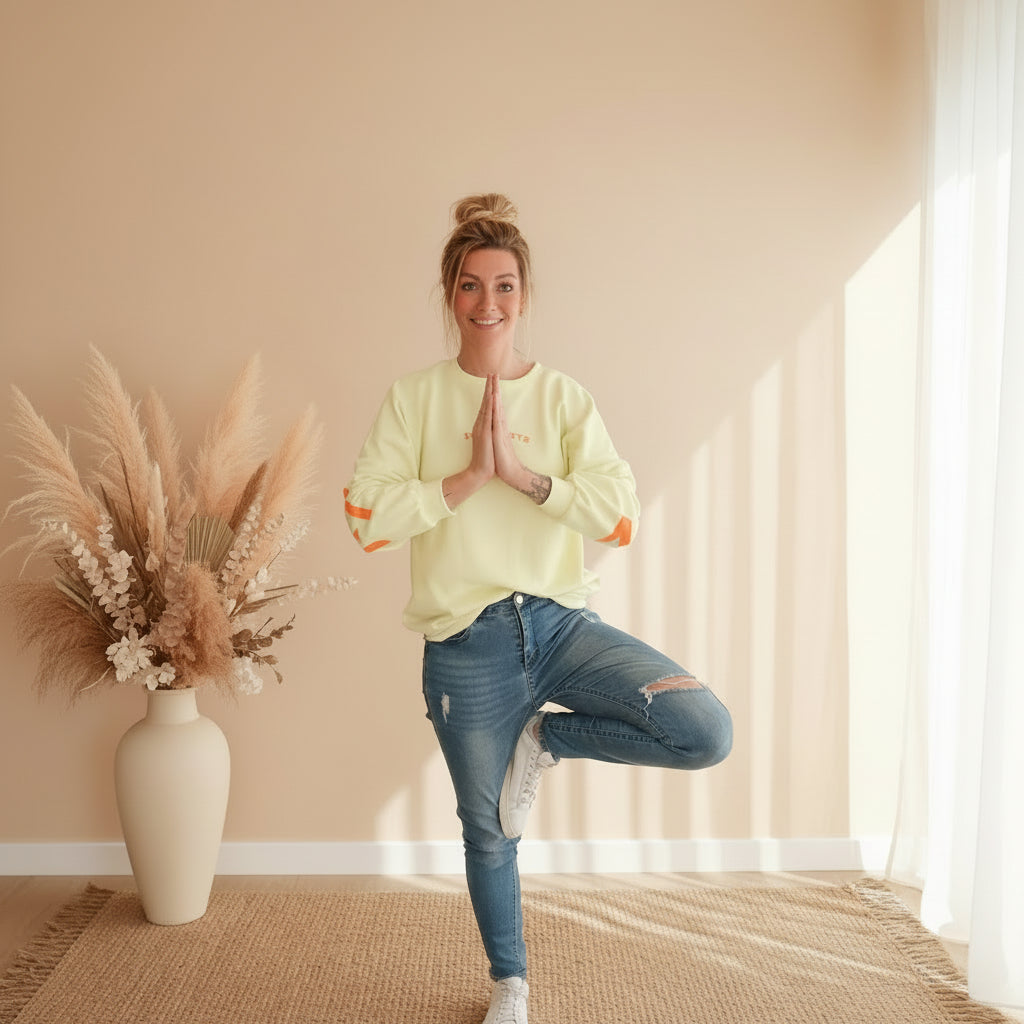Namasté Oversize Sweatshirt Damen Pastellgelb – Yoga Baumpose Namaste-Hände lächelnd Neonorange Ärmelprint heller Boho Raum