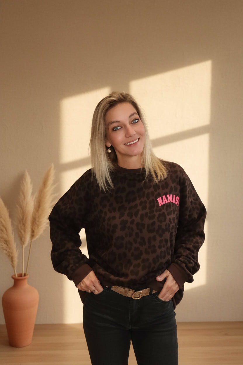 Namasté Oversize Sweater Leo – Seitenansicht pinker Schriftzug, Pampas-Deko