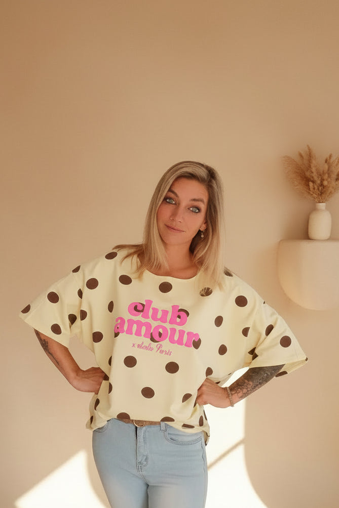 Club Amour Polka-Dot Shirt Gelb – Frontansicht Hände in Hüften, warmer Sandton Hintergrund