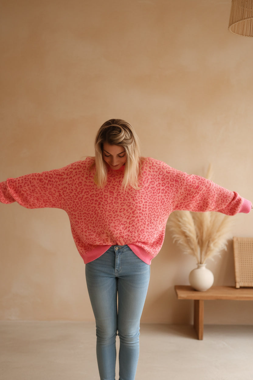 Oversized Leo Print Sweatshirt Damen Neon Koralle – Frontansicht Arme ausgestreckt