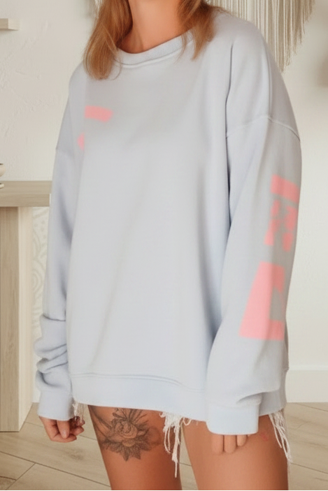 Hellblauer Boho-Luxe Sweatshirt aus weichem Baumwollstoff mit rosa Print.