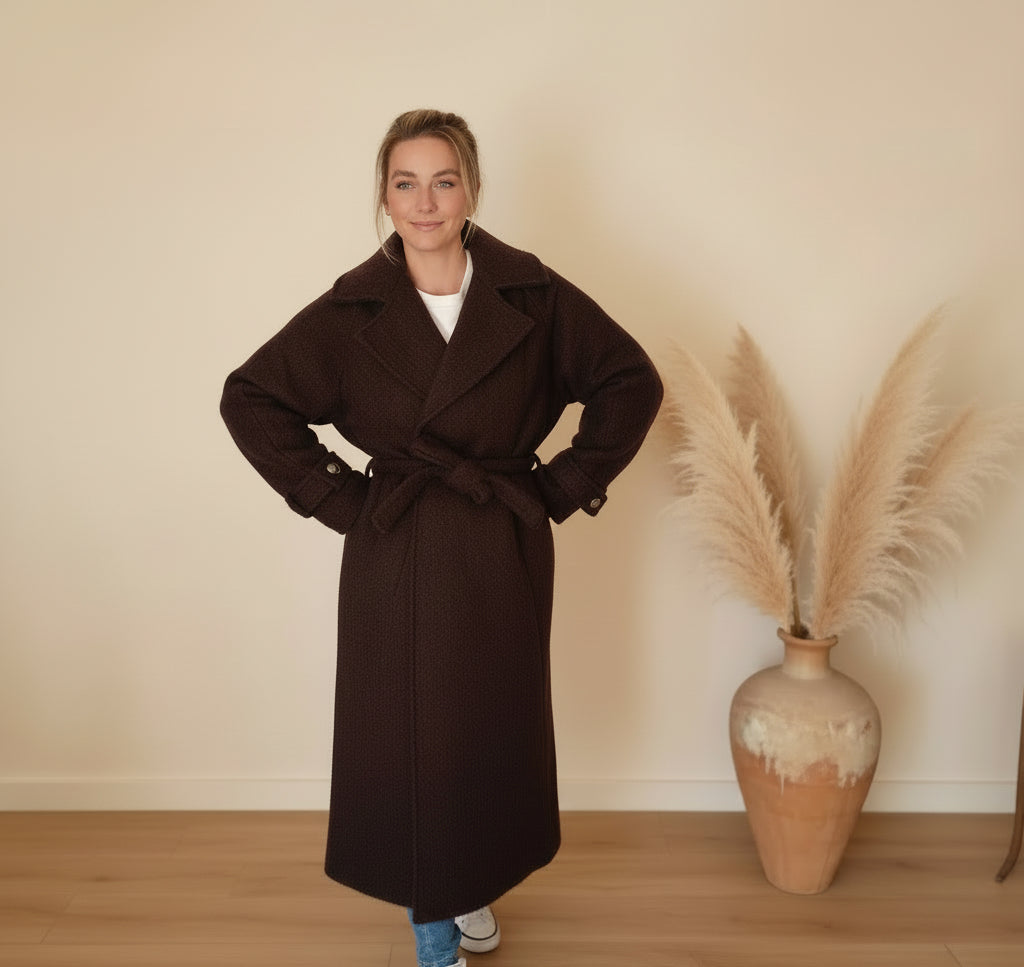Oversize Damenmantel Dunkelbraun mit Bindegürtel und weitem Kragen, Frontansicht