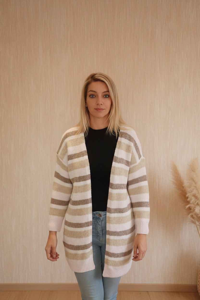 Oversized Strickcardigan Gestreift – Frontansicht offen über schwarzem Top mit Jeans