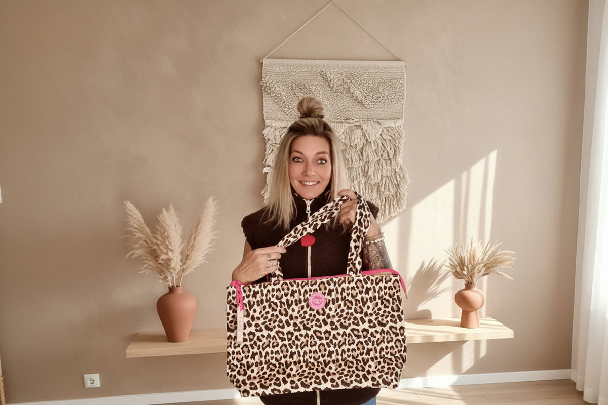 Shopper Leo Allover Beige von Zwillingsherz – über die Schulter getragen, warmer Boho-Wohnraum
