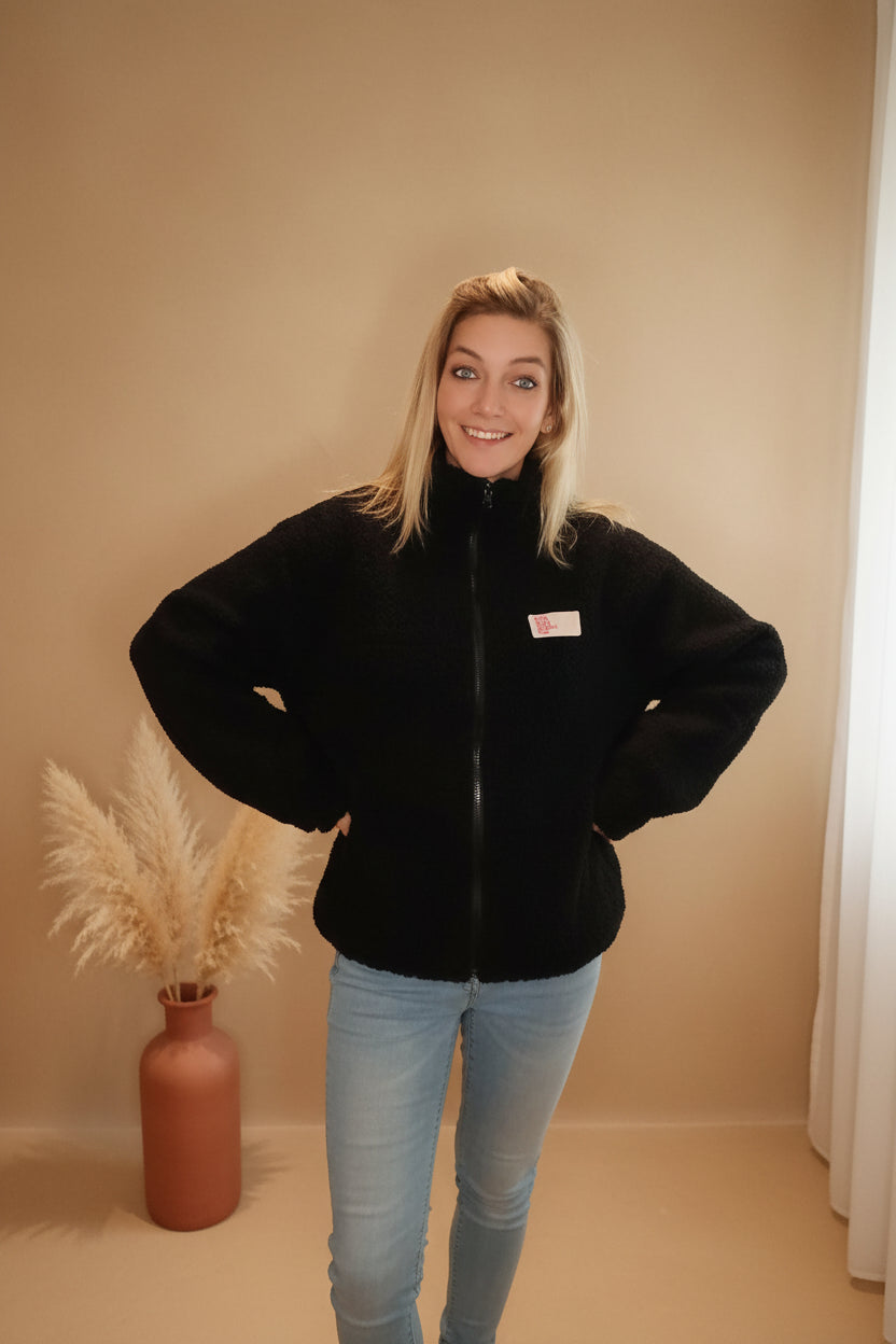 Oversized Teddyjacke Schwarz – Model Ganzkörper Frontansicht