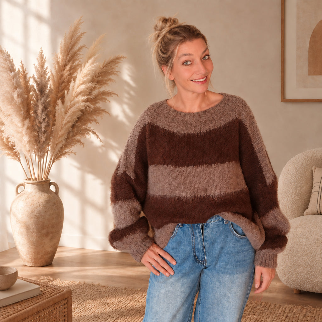 Frontalansicht des flauschigen Streifenpullovers in Braun und Taupe, vorne locker in die Jeans gesteckt.
