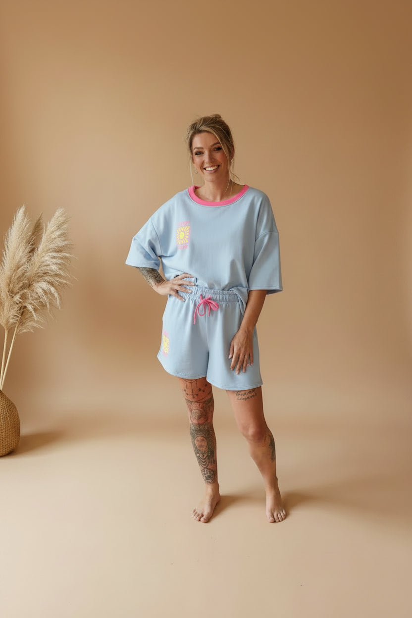 Hellblaues Boho-Luxe Damen-Set aus weichem Stoff mit pinken Akzenten.