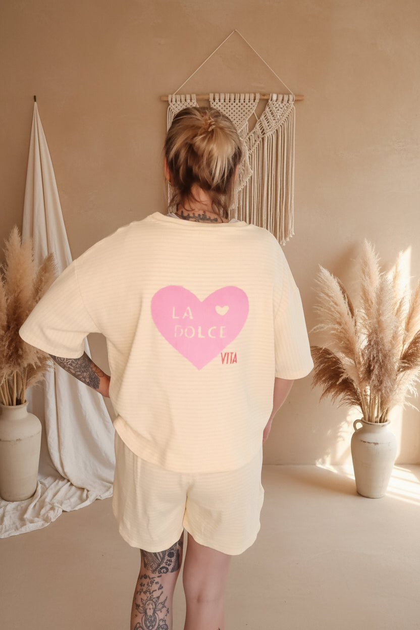 Boho-Luxe Set aus cremefarbenem Waffelstrick mit rosa Herz-Print auf dem T-Shirt.