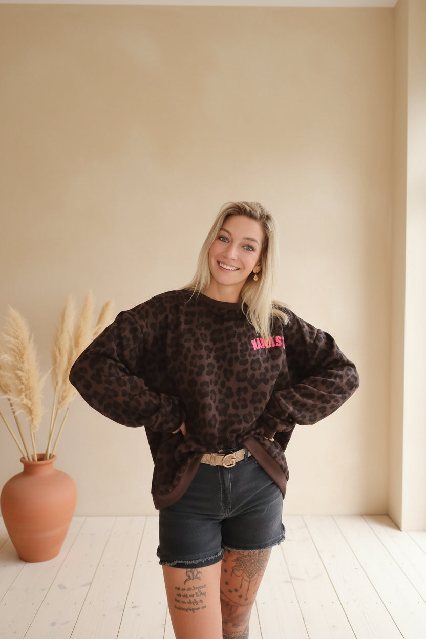 Namasté Oversize Sweater Leo – Rückenansicht mit pinkem Namasté-Print, Leoparden-Muster