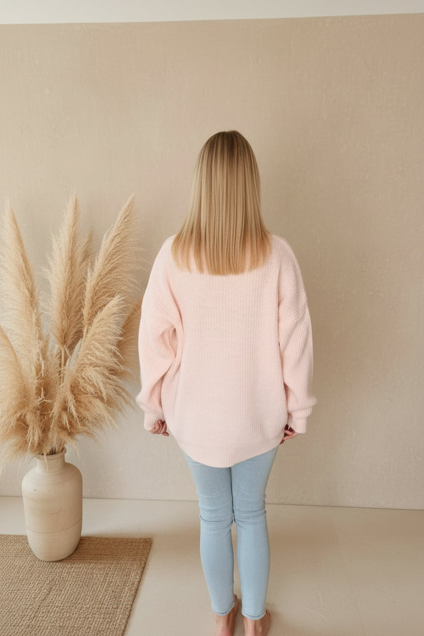 SOHO New York Strickpullover Rosa – Detailansicht SOHO New York-Print vorne, V-Ausschnitt
