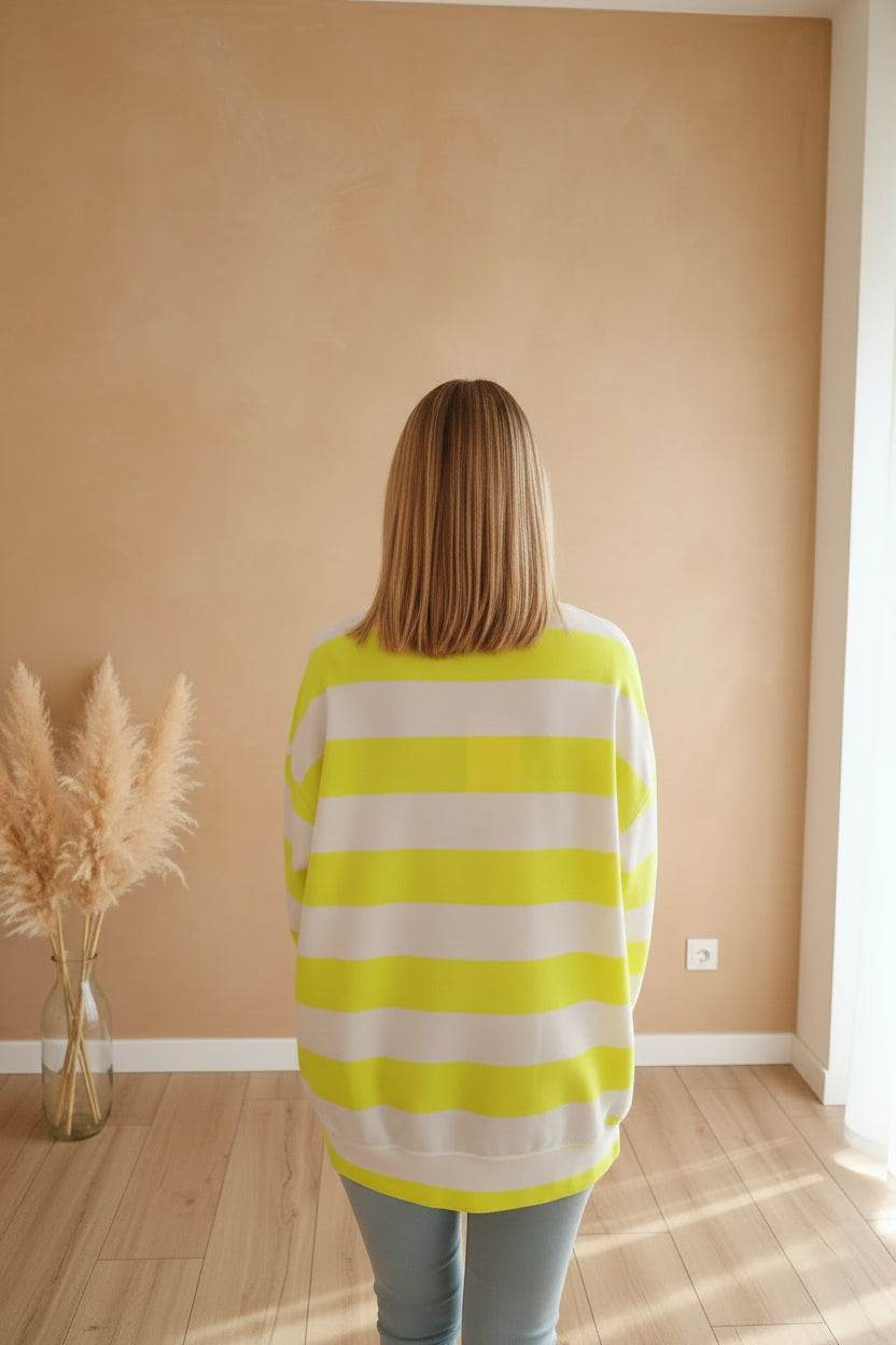 Boho-Luxe gestreiftes Damenoberteil in Gelb und Weiß aus weichem Stoff.