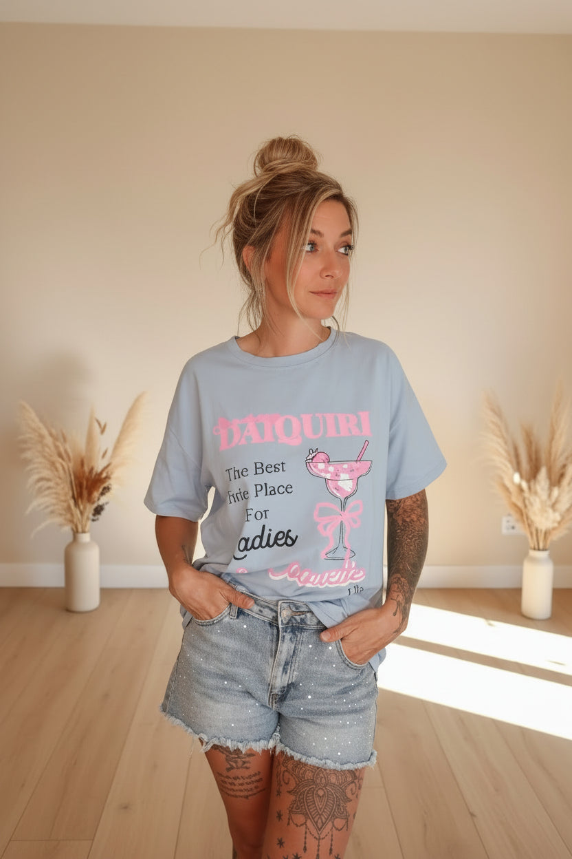 Boho-Luxe hellblaues T-Shirt mit pinkem Cocktail-Print und Denim-Shorts.
