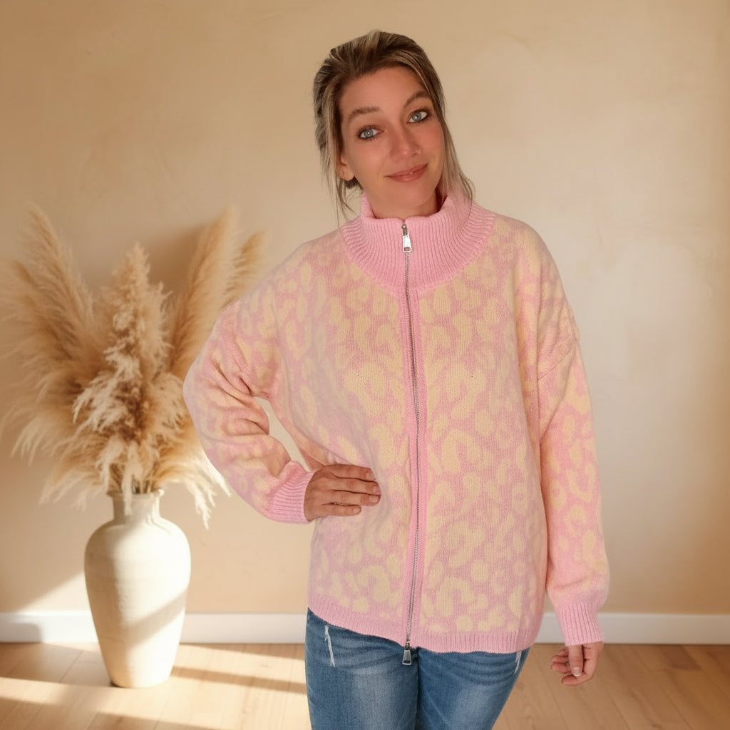 Seitliche Ansicht einer rosafarbenen Damen-Strickjacke mit Reißverschluss und langen Ärmeln