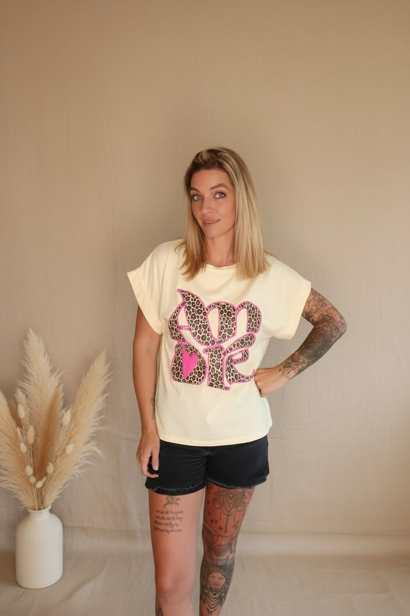 AMORE Leo Cuffed Tee Gelb – Seitenansicht Damen Shirt mit Amore Leo-Print, Boho-Styling mit Pampas