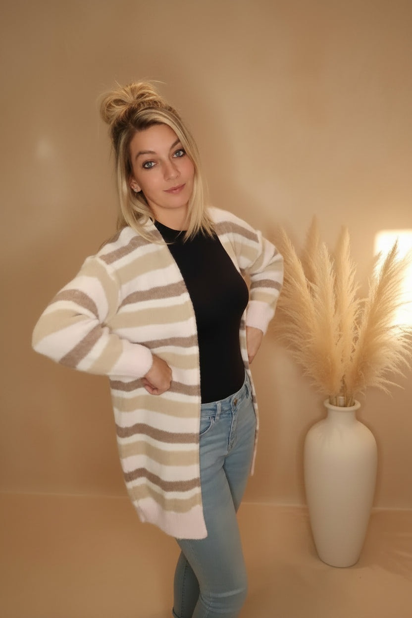 Strickcardigan Damen Gestreift – Seitenansicht lächelnd, Pampas-Vase Boho-Interior