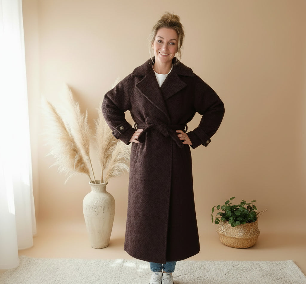 Oversize Damenmantel Dunkelbraun mit Bindegürtel und weitem Kragen, Frontansicht am Model