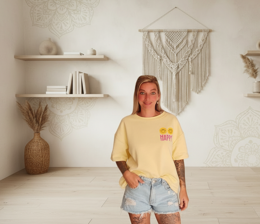 Happy Oversized Shirt Gelb – Frontansicht Model lächelt – Do What Makes You Happy Print