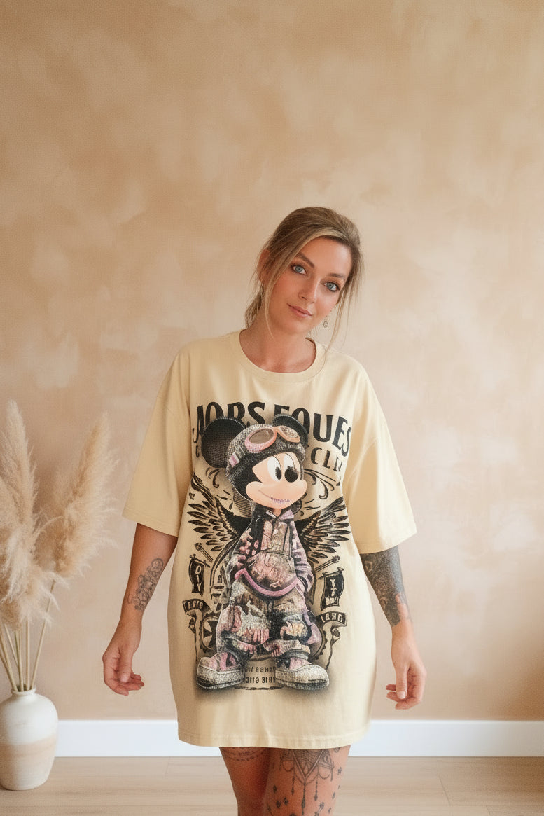 Mickey Mouse Pilot Oversize-Shirt Damen Beige – Frontansicht mit Flügel-Print, Boho-Lifestyle