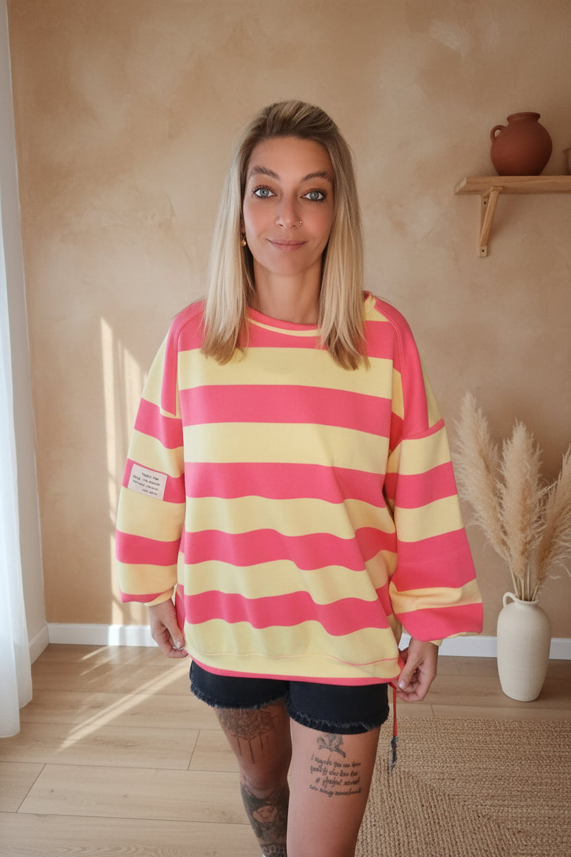 Boho-Luxe gestreifter Oversize-Pullover in Pink und Gelb aus weichem Baumwollstoff.