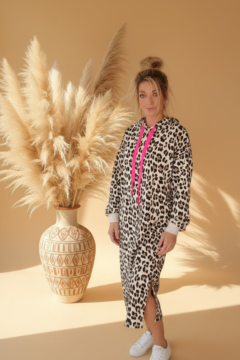 Langes Leopardenkleid Damen in lässiger Stylingpose
