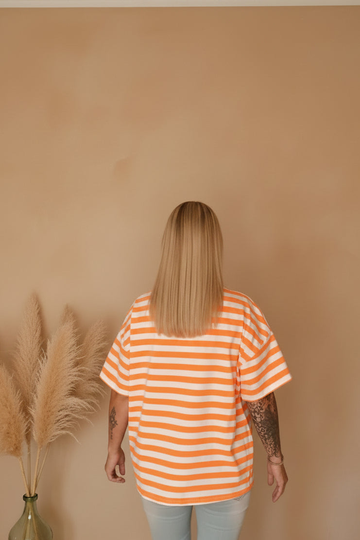 Boho-Luxe gestreiftes Baumwoll-T-Shirt in Orange und Weiß für Damen.