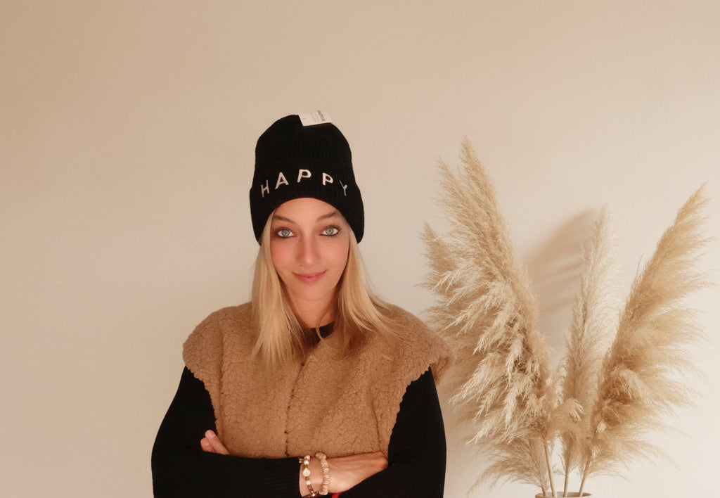 Schwarze Damen-Strickmütze HAPPY mit Schriftzug im lässigen Winter-Look mit Strickweste
