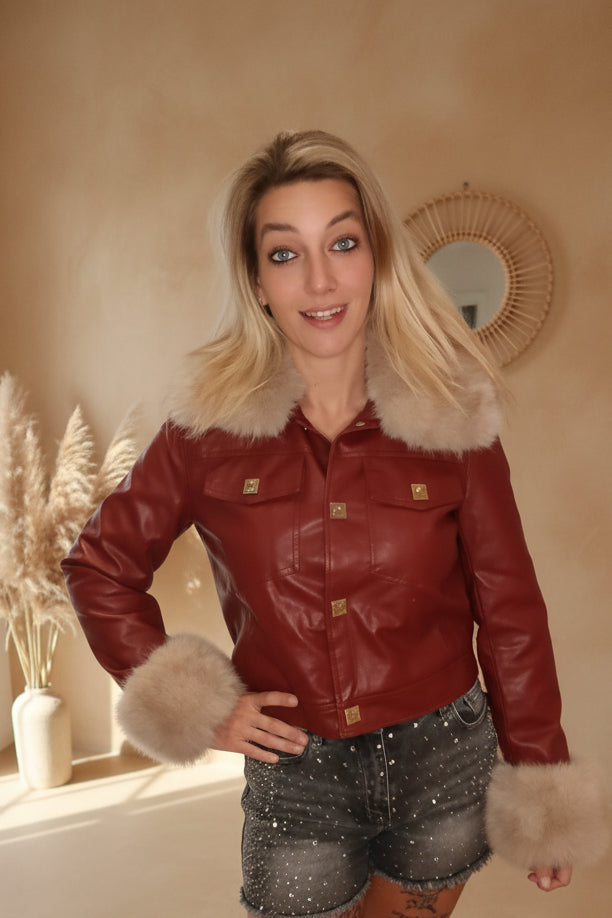 Rote Kunstlederjacke Damen mit Fellkragen – Nahaufnahme Frontansicht Gr. S | SK-Style & Kompetenz