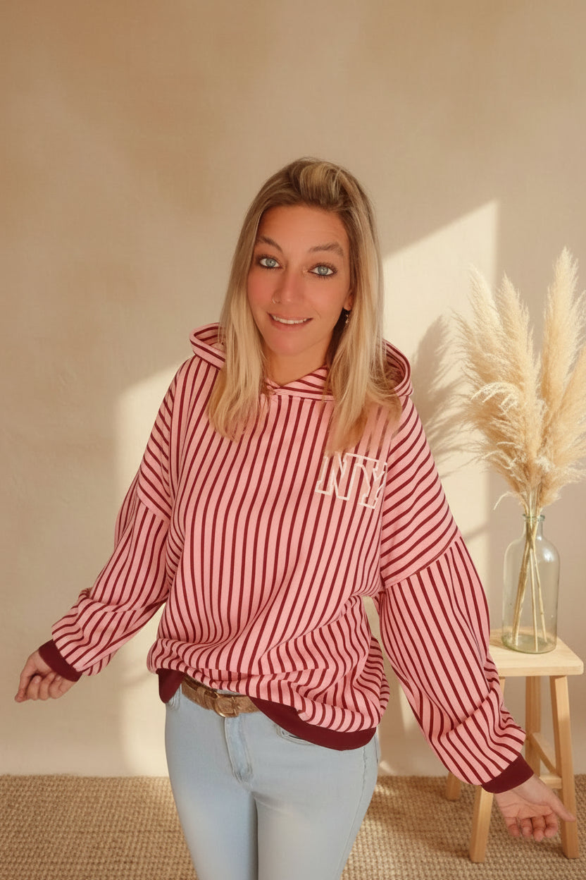 New York Hoodie Damen gestreift – Ganzkörper Frontansicht, weiße Sneaker, Boho-Style
