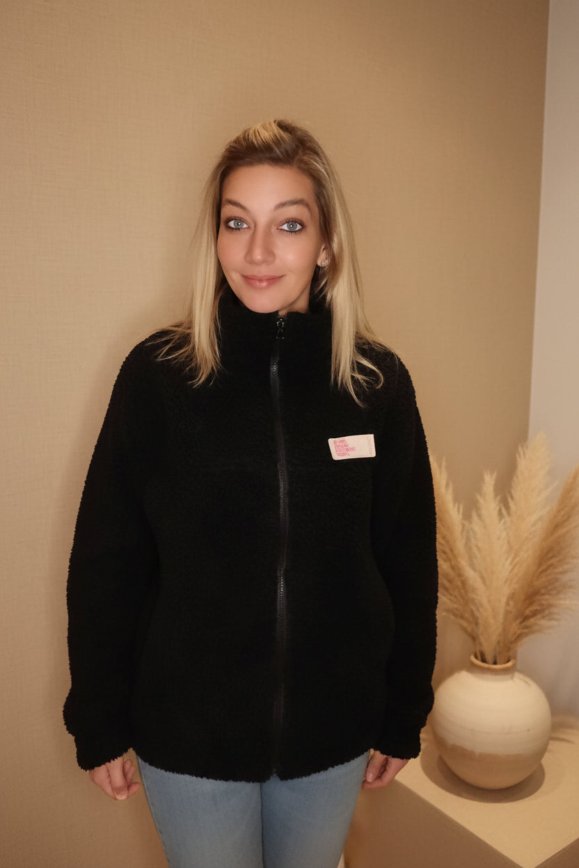 Teddyjacke Damen Schwarz – Seitenansicht Hand in Hüfte Pampas