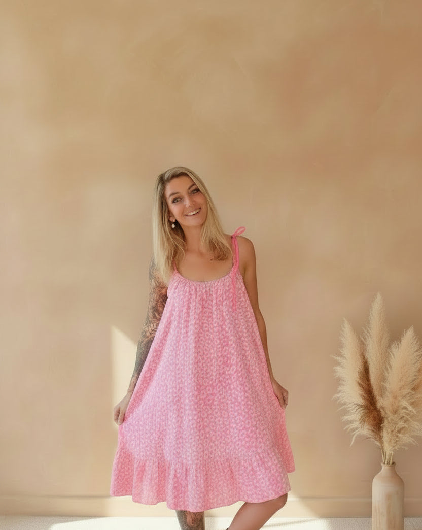 Sommerliches Boho-Luxe Sommerkleid in Rosa mit zartem Muster für extravagante Damenmode.