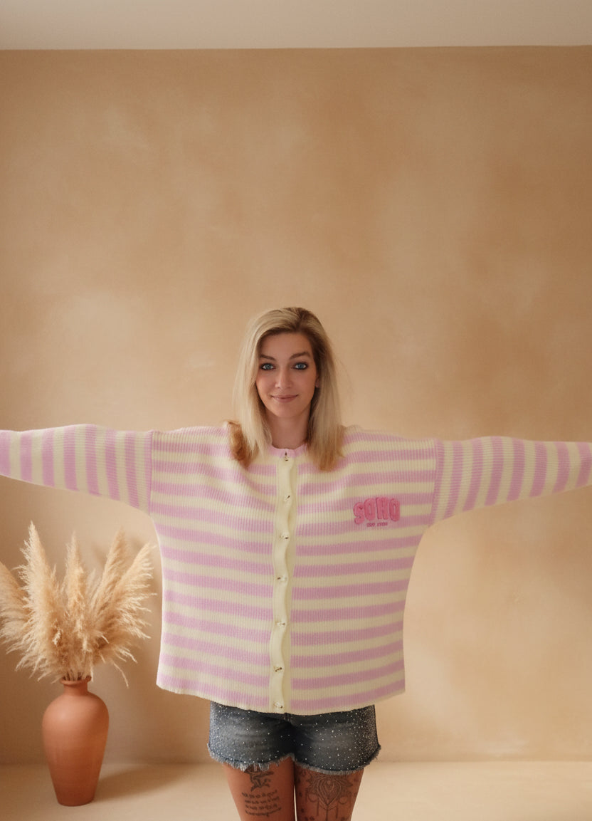 Cardigan Damen Oversize rosa Pastell Streifen mit SOHO-Patch – Boho Luxe Style