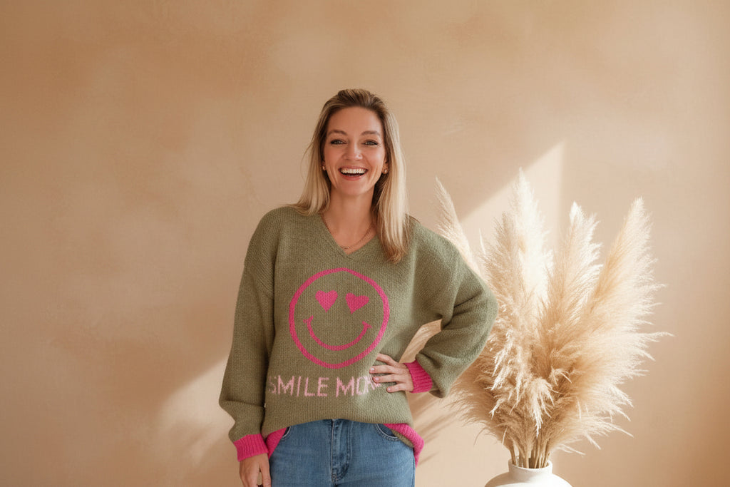 Zwillingsherz Smile-More-Pullover Damen in Olivgrün mit pinkem Smiley-Motiv, lässige Frontansicht am Model