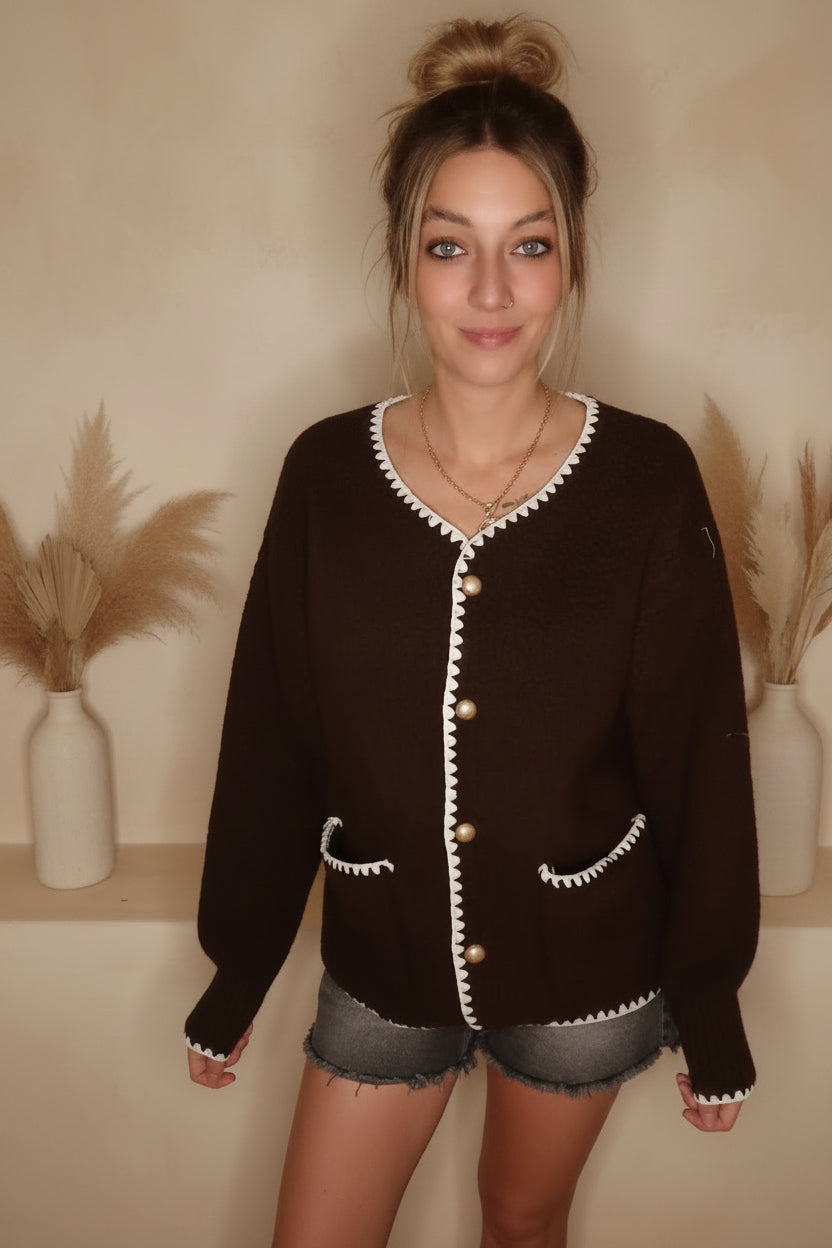 Bouclé Strickjacke Damen Braun – Bewegungsshot Arme ausgestreckt Häkelborte Goldknöpfe Boho