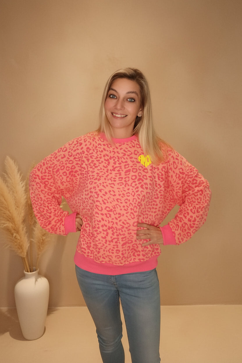 Amor Club Sweatshirt Damen Leoparden Print – Lächelndes Model Ganzkörper Frontansicht