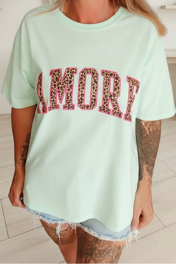 Boho-Luxe mintgrünes T-Shirt aus Baumwolle mit Leopardenmuster-Schriftzug AMORF.