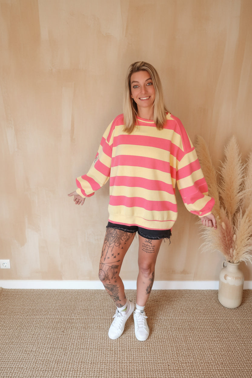 Boho-Luxe Damenmode: Gelb-rosa gestreifter Oversize-Sweatshirt aus weichem Baumwollstoff.