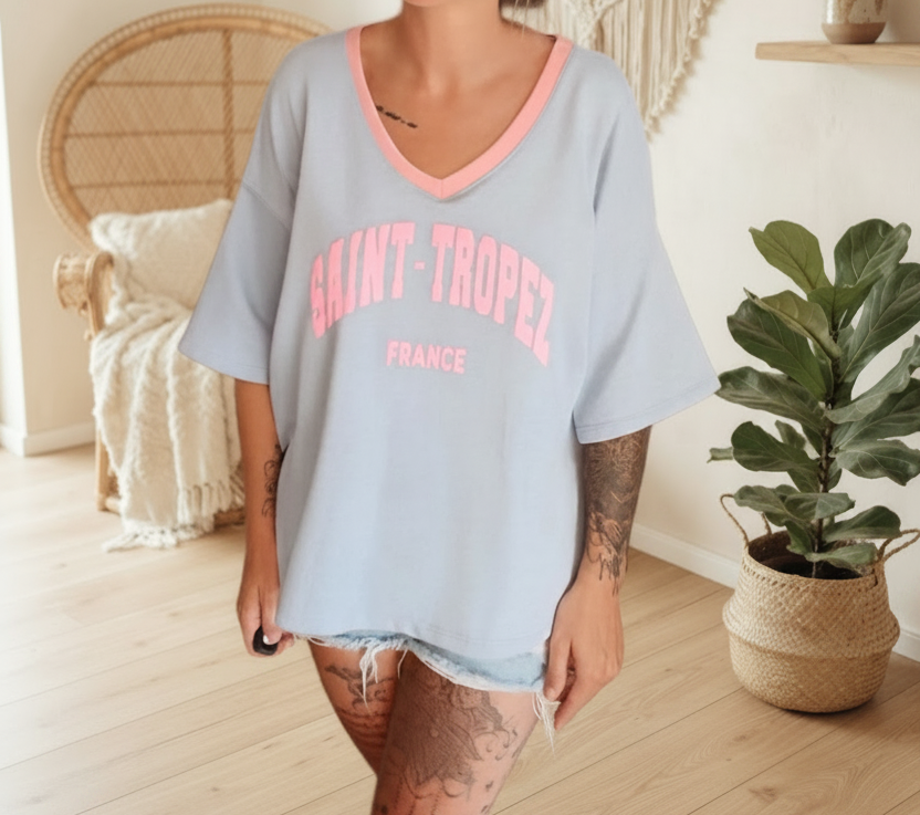 Graues V-Ausschnitt T-Shirt mit rosa Aufdruck 'Saint-Tropez France' im Boho-Luxe-Stil