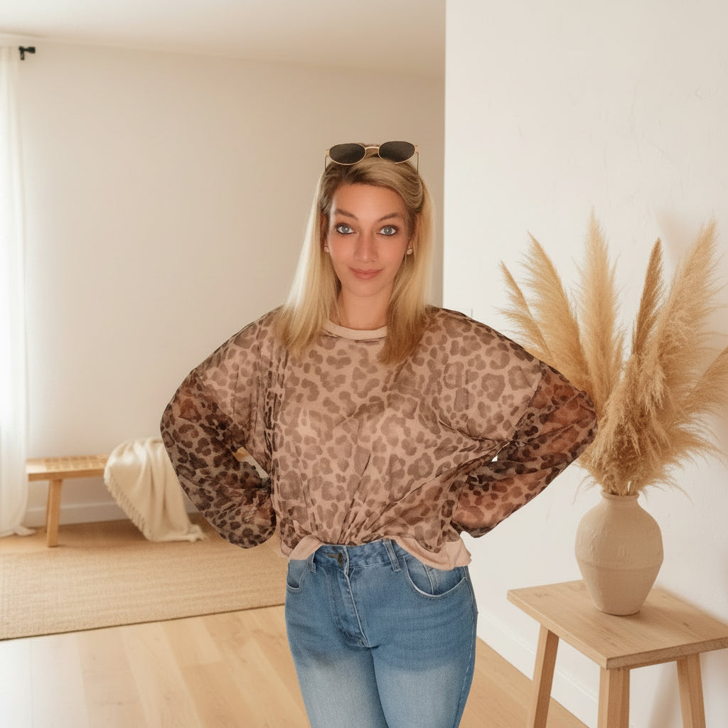 Damen Oversize Leo-Pullover in Beige und Braun in Frontansicht mit ausgestreckten Armen