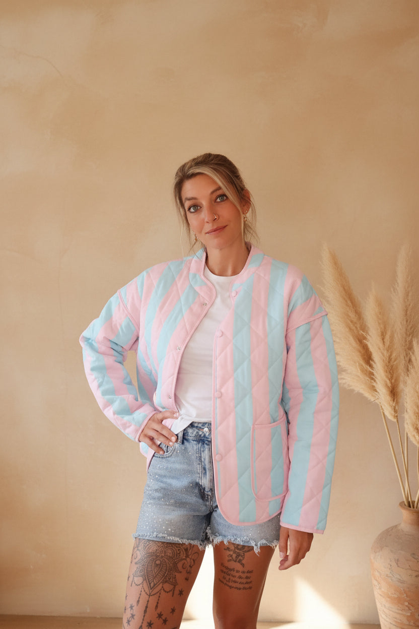 Boho-Luxe gesteppte Bomberjacke in Rosa und Hellblau aus weichem Textilmaterial.
