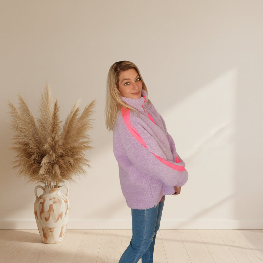 Kuscheliger Teddy Pullover Damen in Flieder mit pinken Kontraststreifen