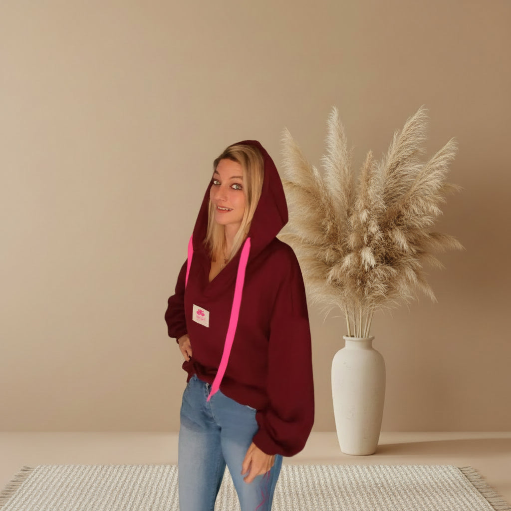 Bordeauxfarbener Yoga-Hoodie mit Kapuze, pinken Kordeln und Yoga-Label in Dreiviertelansicht