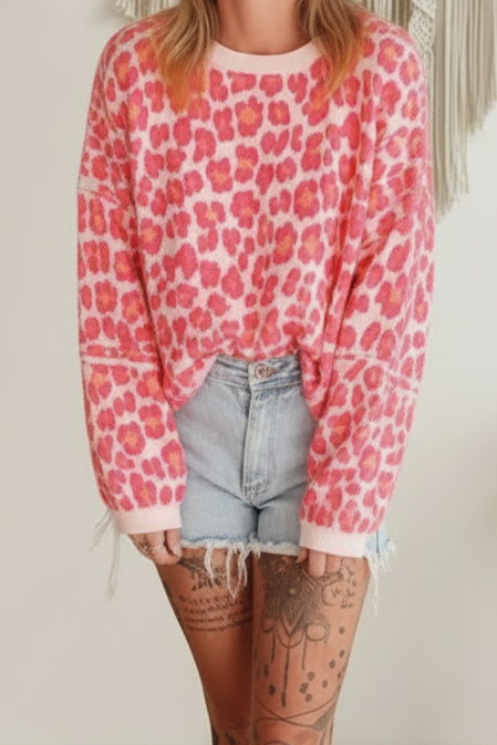 Boho-Luxe Strickpullover in Rosa mit Leopardenmuster aus weichem Material.