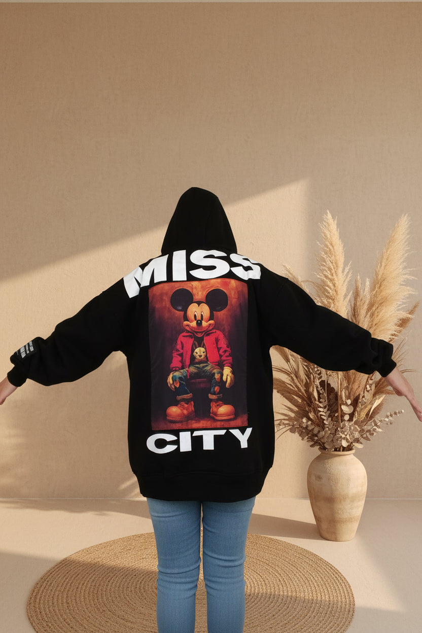 Schwarzer Oversize-Hoodie mit Mickey Mouse Print im Boho-Luxe Stil.
