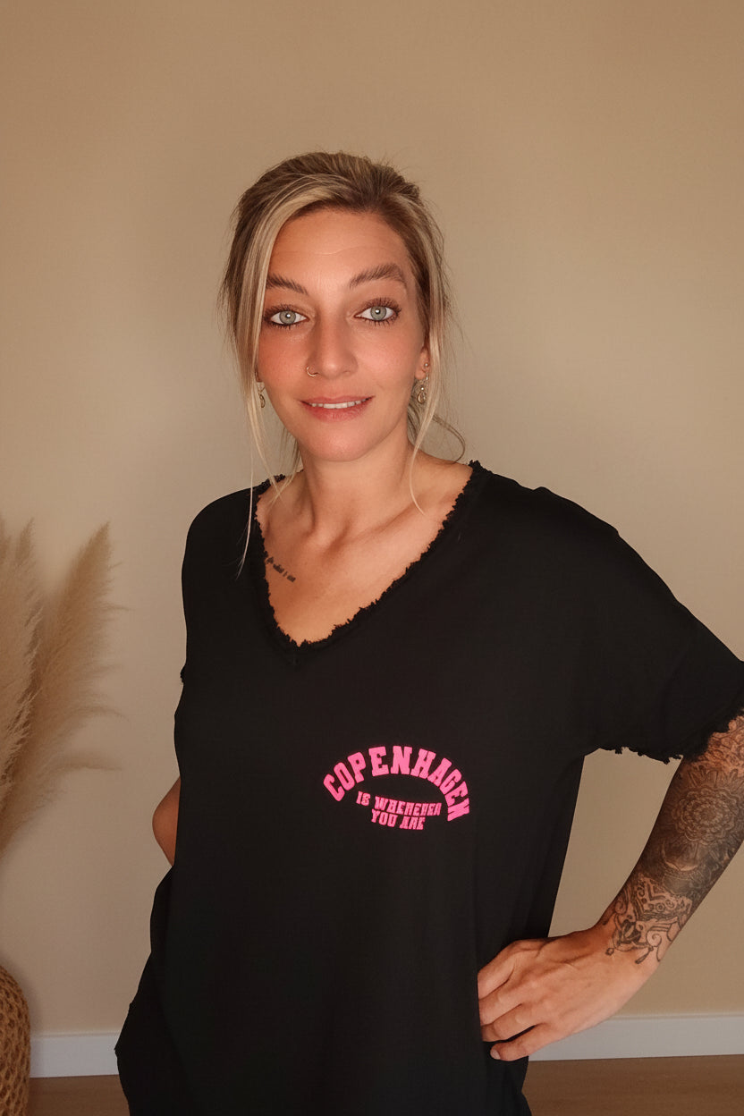 Schwarzes Baumwoll-T-Shirt im Boho-Luxe-Stil mit pinkem Copenhagen-Print.