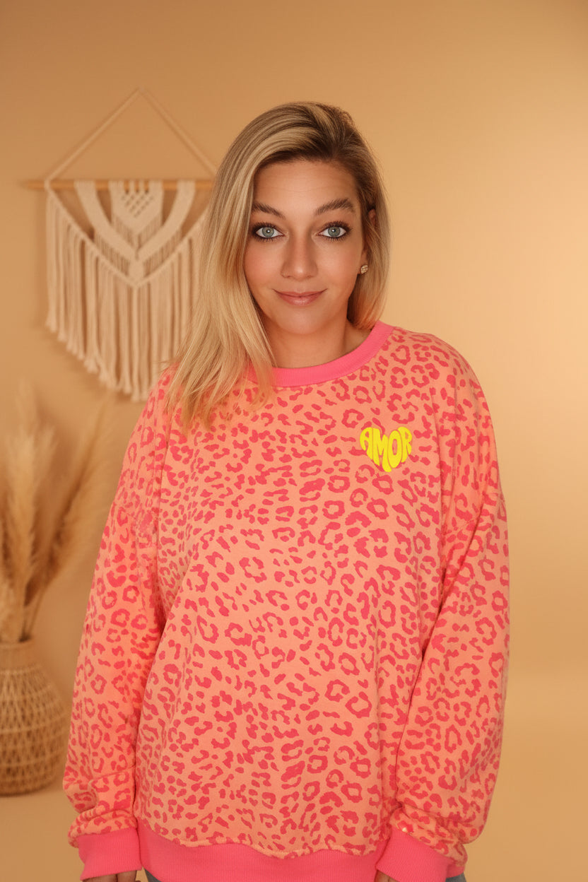 Amor Club Sweatshirt Frontansicht – Detail gelbes Amor Herz Logo Brust links