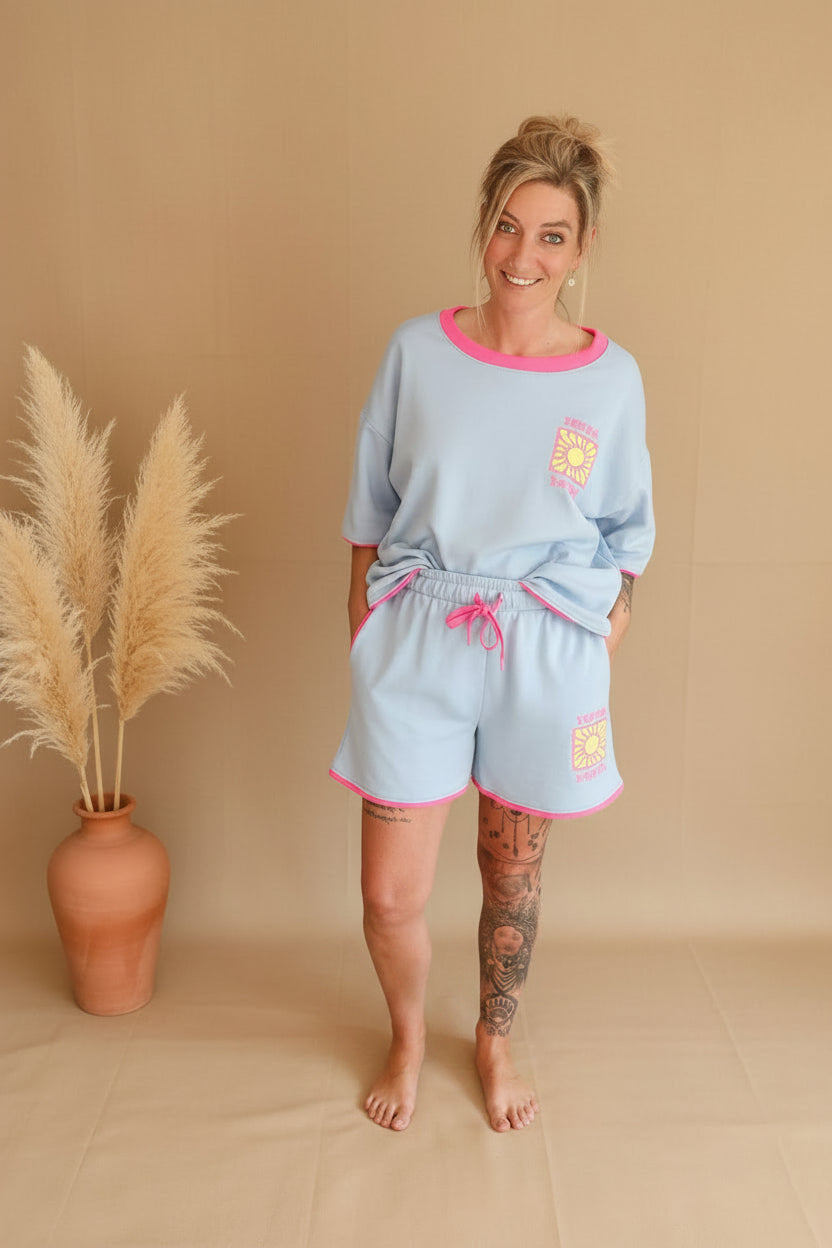 Boho-Luxe Set aus hellblauem Baumwollstoff mit pinken Akzenten und Sonnenblumen-Print.