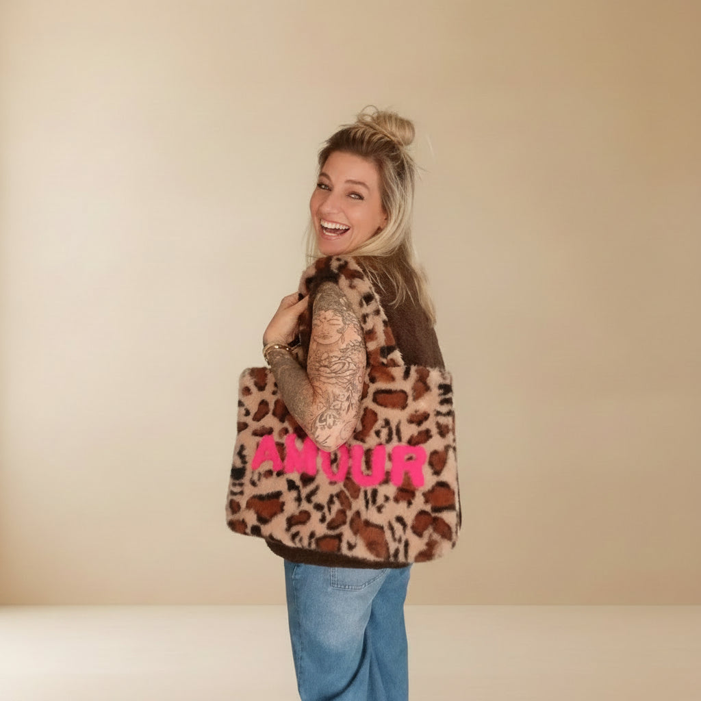 Shopper Happy Leo Beige – Leo-Tasche Damen mit AMOUR-Schriftzug, Lifestyle-Aufnahme