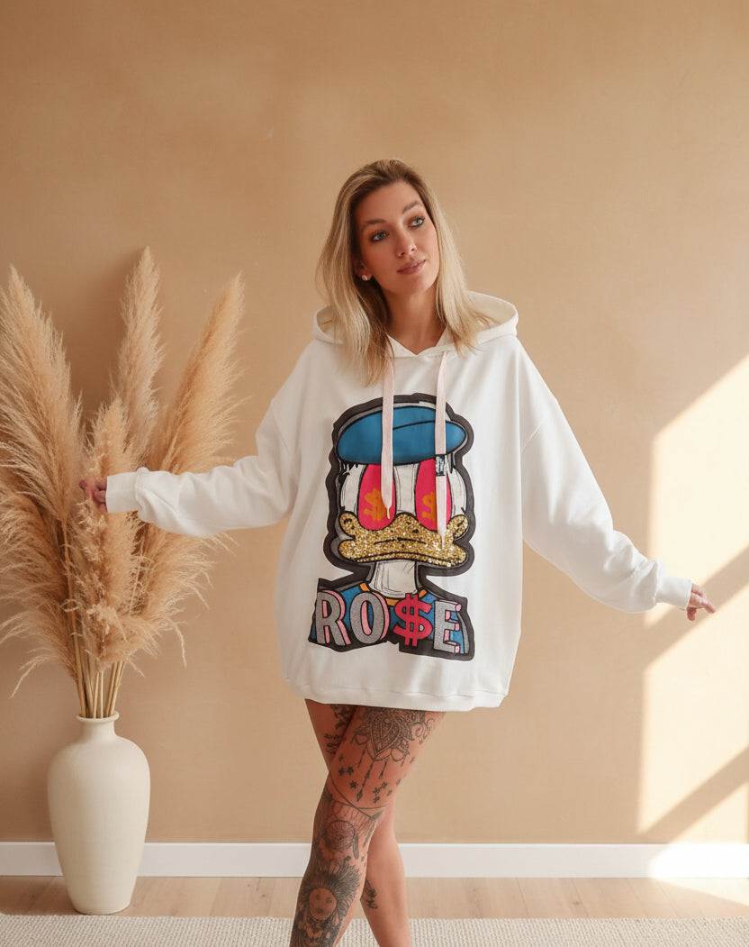 Glitzer Hoodie Damen Oversize weiß Frontansicht Arme ausgestreckt – RO$E Comic-Ente Glitzer-Motiv