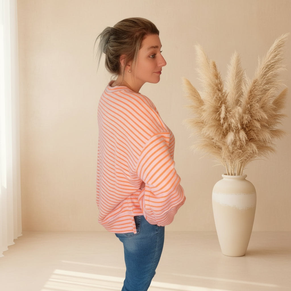 Frontansicht peachweißes Damen Sweatshirt mit Querstreifen und lockerem Schnitt