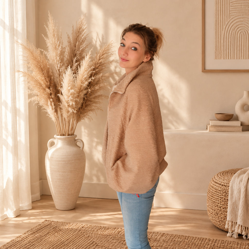 Hellbeige Damen-Teddyjacke mit Kragen, seitliche Ansicht am Model